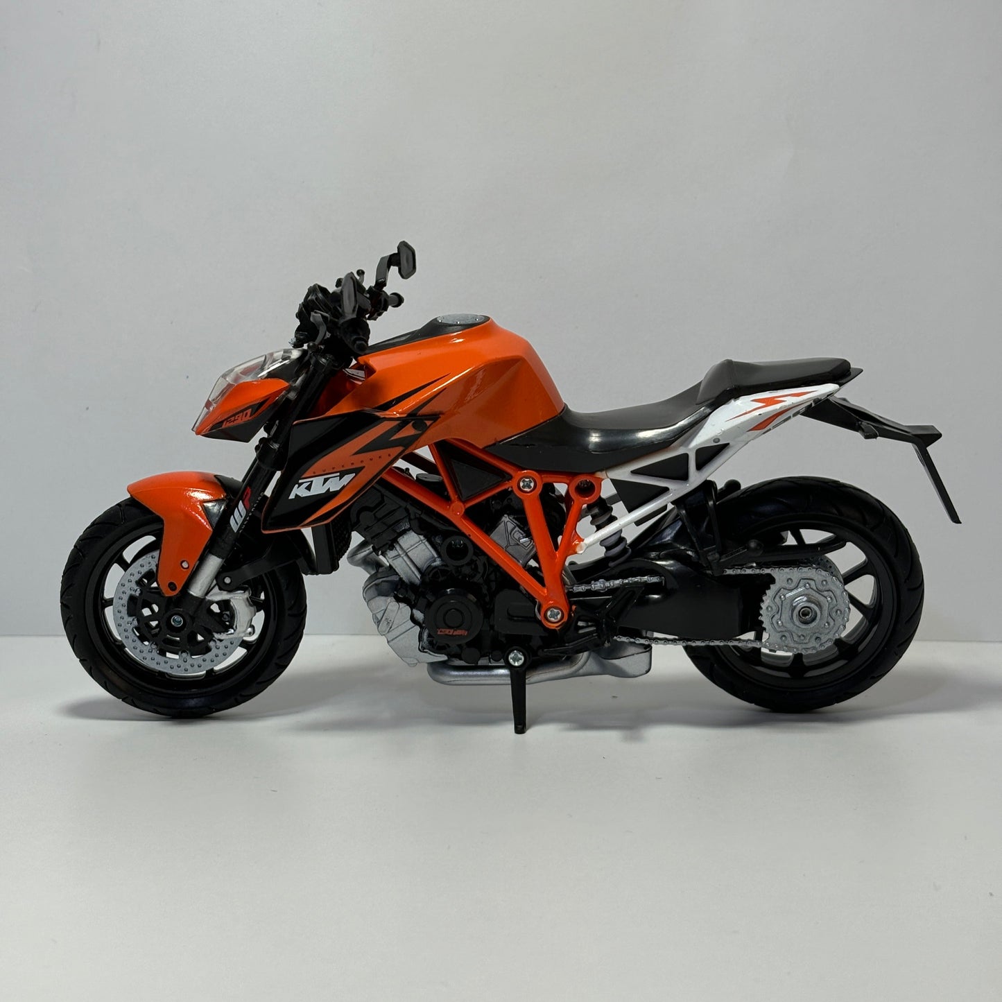 Duke 1290 1:12 Ölçek