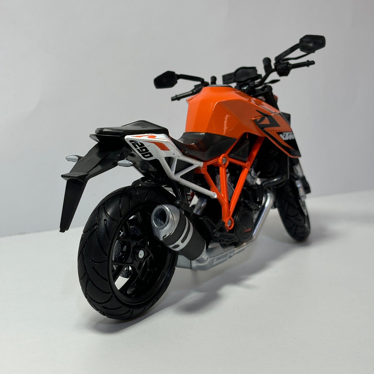 Duke 1290 1:12 Ölçek